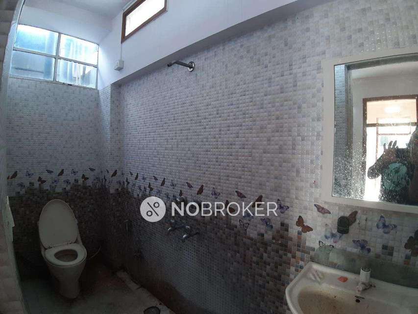 2 BHK Flat In Standalone Building  For Sale  In  South Extension I 