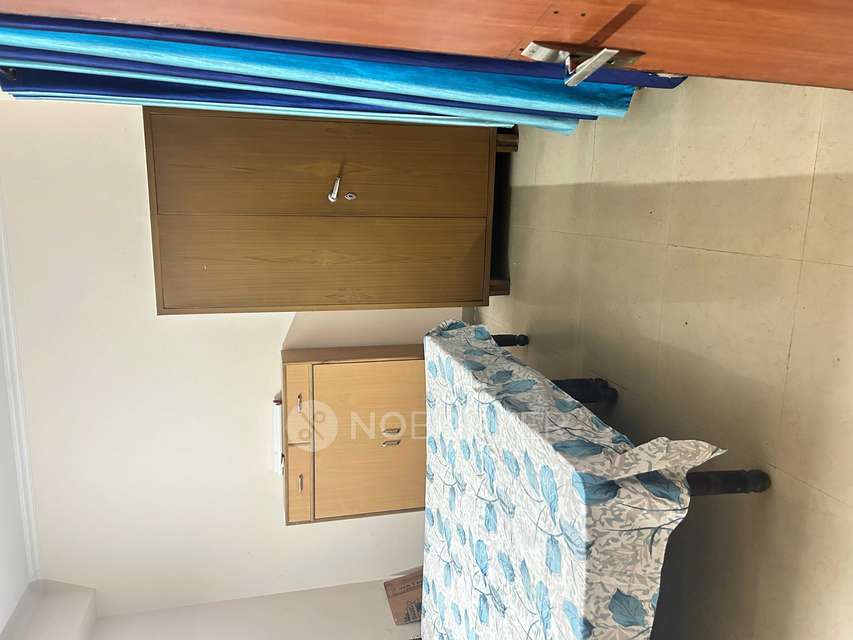 Shared Room for Female In 2 BHK  In Supertech Ecociti In Sector 137