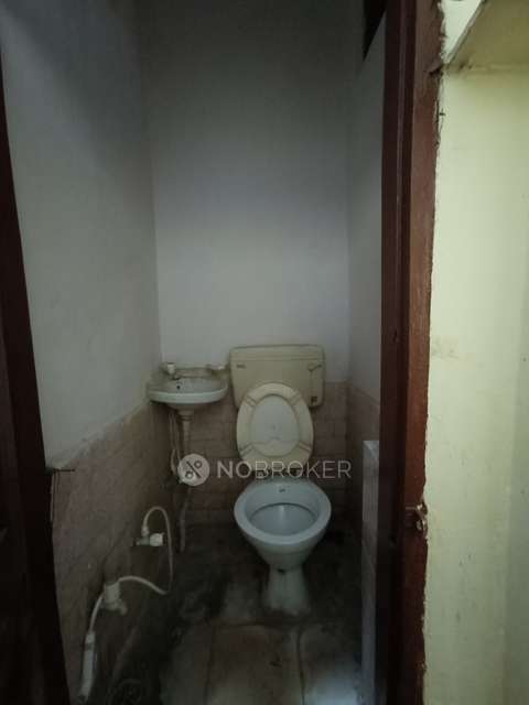 3 BHK Flat In Standalone Building   For Sale  In Laxmi Nagar