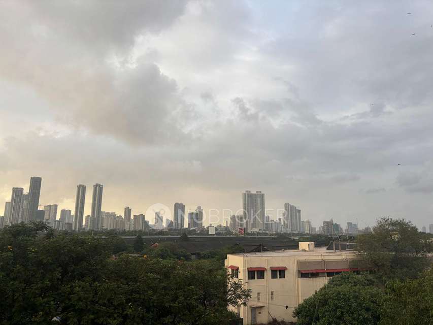 1 BHK Flat In Naaznin Building For Sale  In Byculla