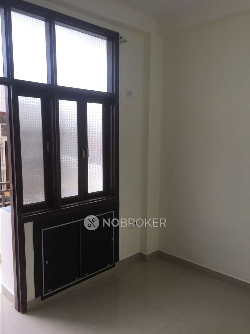 Standalone Building Patparganj Rent WITHOUT BROKERAGE Semifurnished