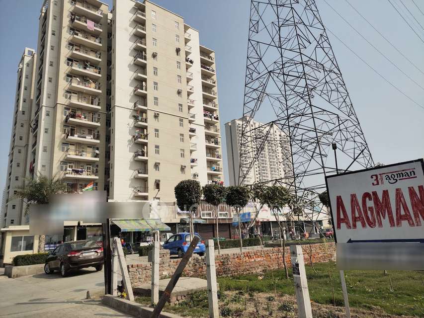Single Room for Male In 2 BHK  In Agman Society Sector 70 In Sector 70