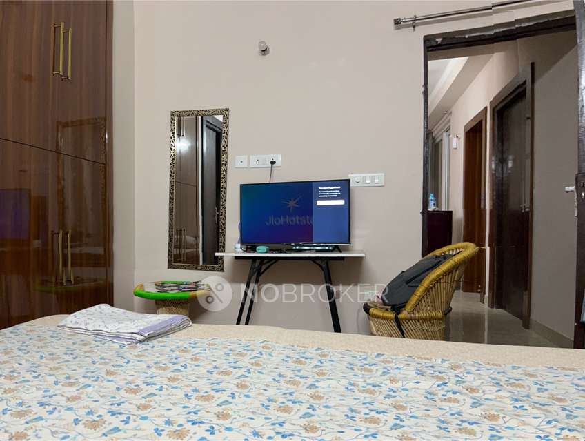 Single Room for Female In 2 BHK  In Amrapali Golf Homes In  Sector 4