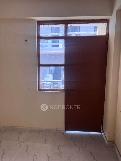 Single Room for Female In 1 BHK  In Sector 73