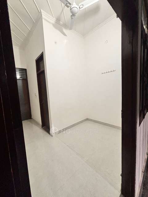 1 BHK Flat for Rent  In Rajiv Colony, Sector 33