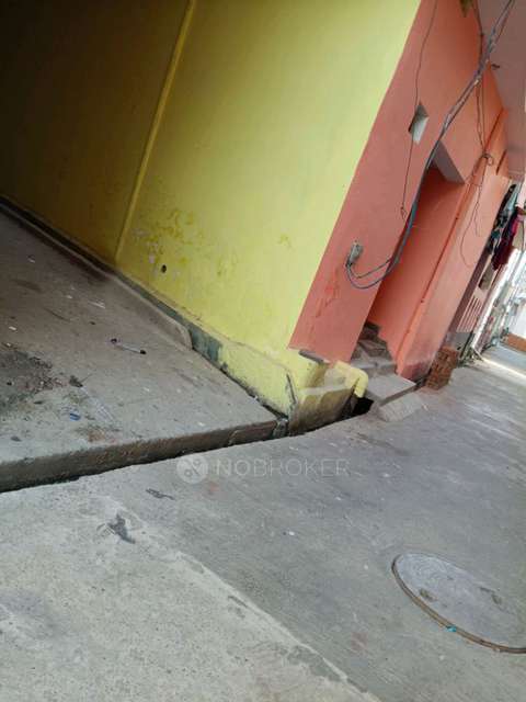 Godown/Warehouse in Main Market Rd Near Primary School Malakpur, Greater Noida for Rent 