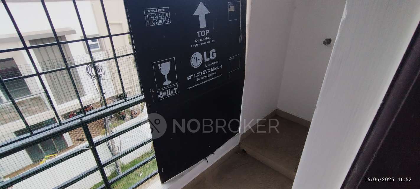 2 BHK Flat In Dwaraka Apartments For Sale  In Mannivakkam