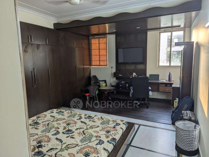 Single Room for Male In 3 BHK  In Friends Apartment, Sector 52 In Swaran Villa Friend's Apartment