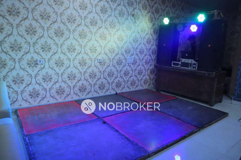 Showroom in Mayur Vihar Phase Iii, Delhi for sale 