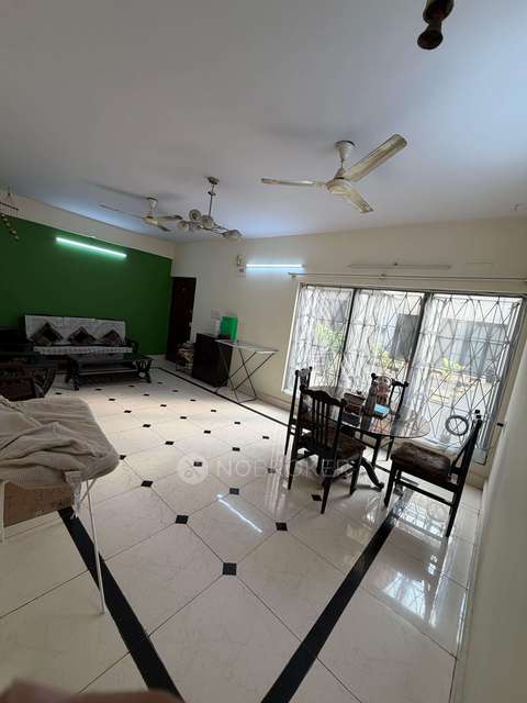 Single Room for Female In 2 BHK  In Apartment In Koramangala