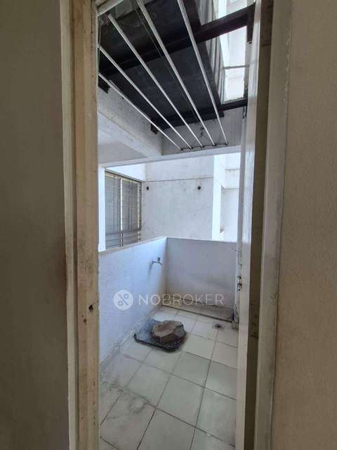 1 BHK Flat In Society for Rent  In Silver Oaks