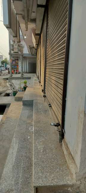 Shop in Krystalfloors, Greater_noida for sale 