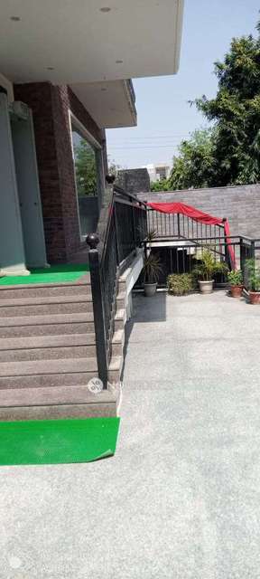 Showroom in Sector 27, Noida for Rent 