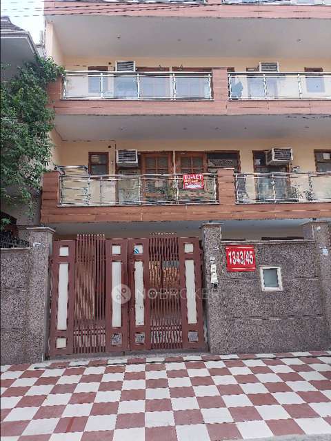 Single Room for Female In 3 BHK  In Sector 45