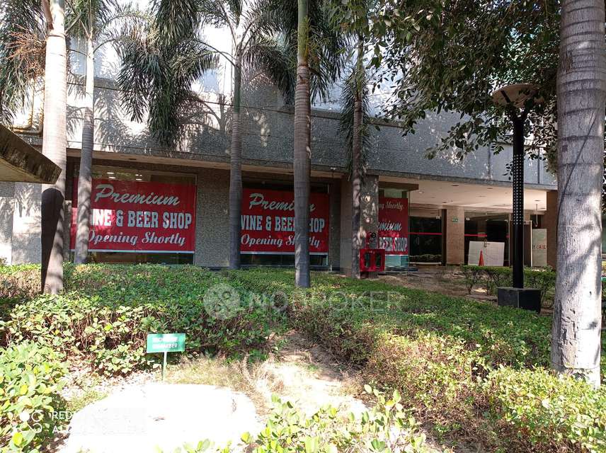 Showroom in Dlf South Court, Delhi for Rent 