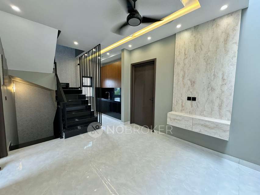 4+ BHK House For Sale  In Palavakkam