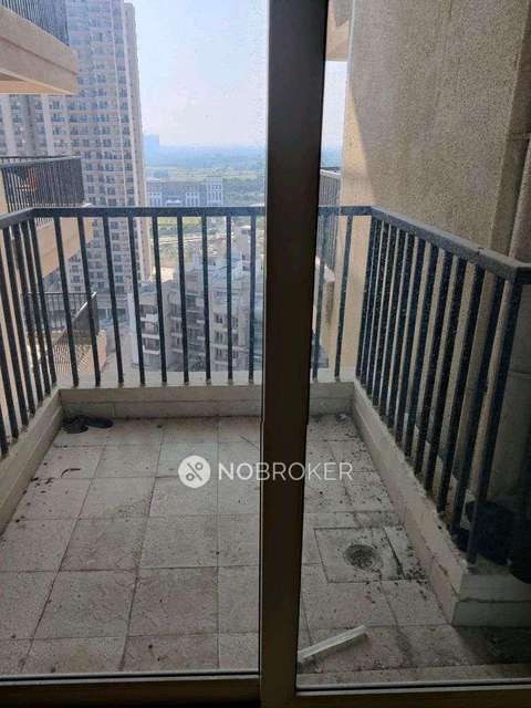 3 BHK Flat In Gaur Yamuna City 32nd Park View For Sale  In Sector 19