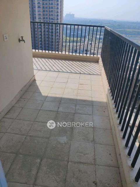 3 BHK Flat In Gaur Yamuna City 32nd Park View For Sale  In Sector 19