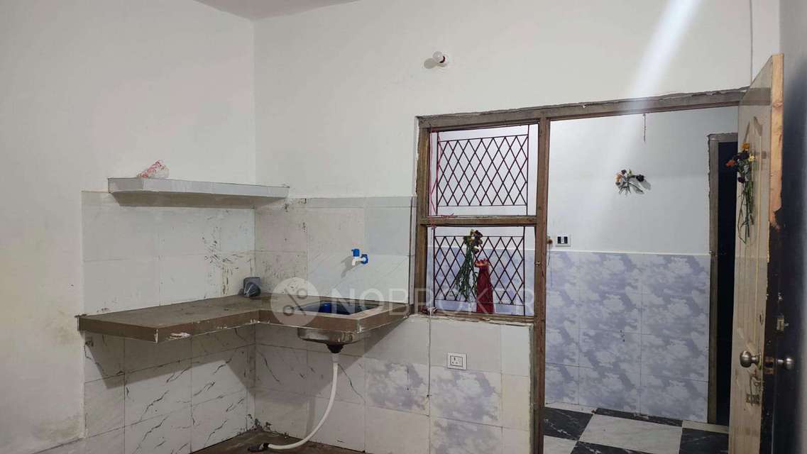 1 RK House for Rent  In Sector 62a