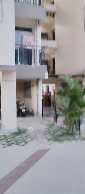 2 BHK Flat In Amrapali Castle For Sale  In Sector Chi V