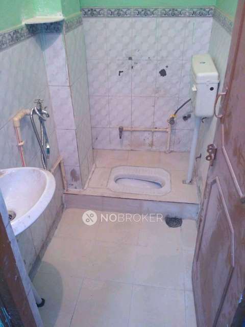 2 BHK Flat In Standlone Building For Sale  In Shakarpur