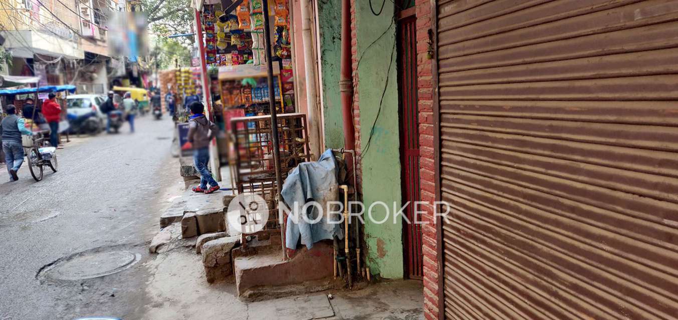 Shop in Amrit Puri, Block B, Delhi for Rent 