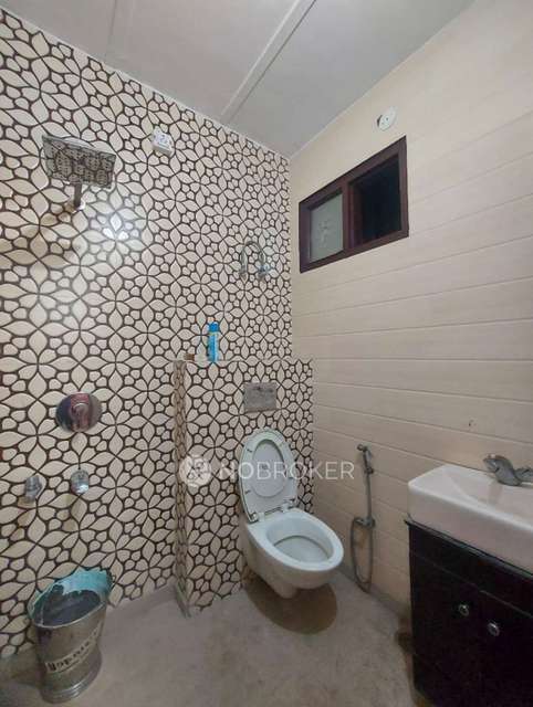 2 BHK Flat In Shalimar Bagh For Sale  In Shalimar Bagh