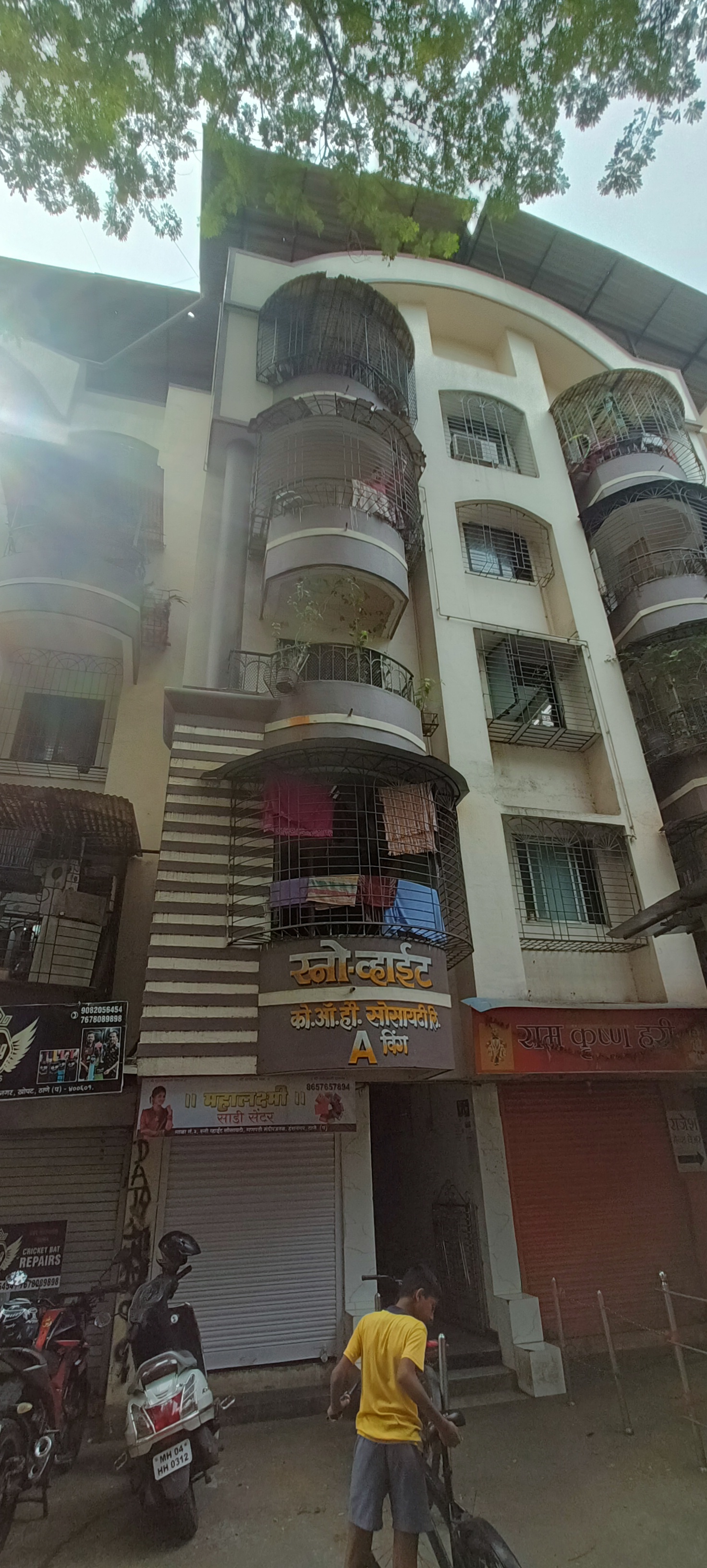 Snow White, Khar West