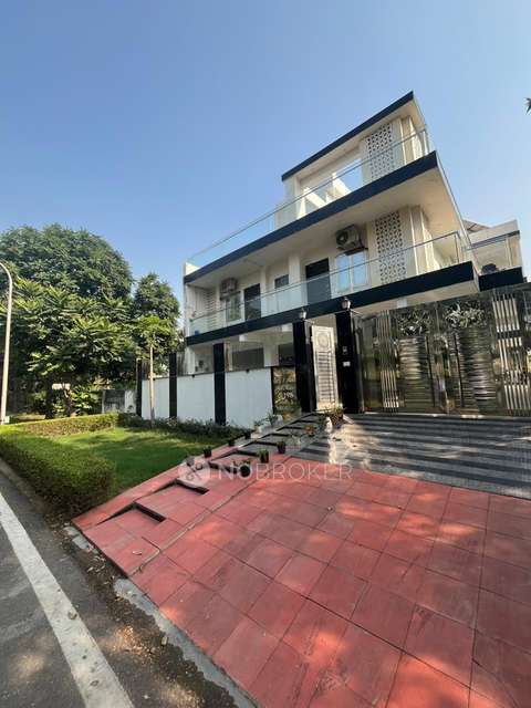 Commercial Property in Delta Iii, Greater Noida for Rent 