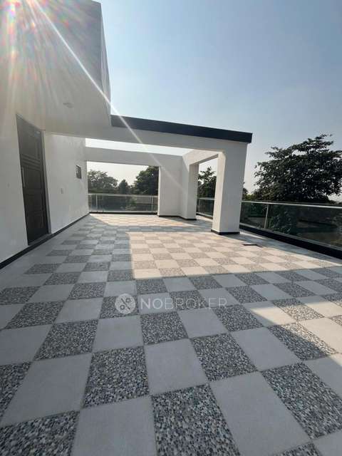 Commercial Property in Delta Iii, Greater Noida for Rent 