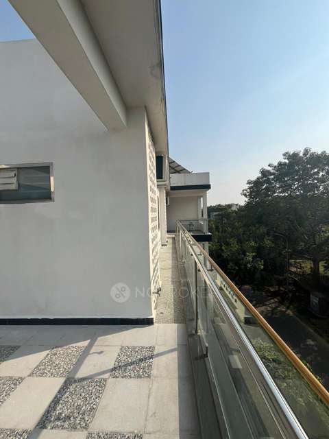 Commercial Property in Delta Iii, Greater Noida for Rent 