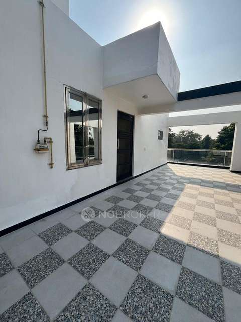 Commercial Property in Delta Iii, Greater Noida for Rent 