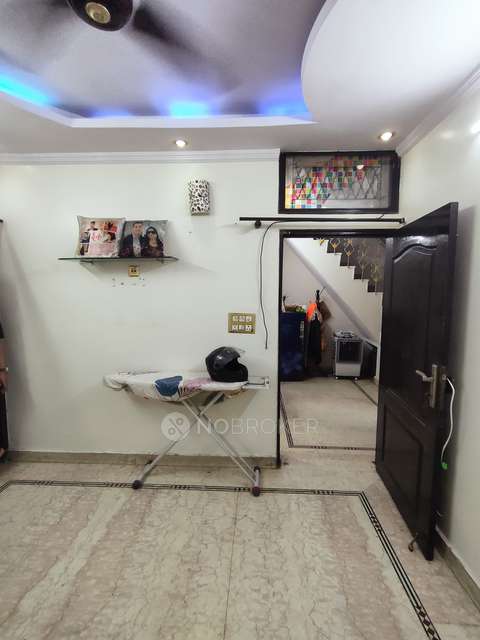 2 BHK Flat In Rwa Shalimar Bagh Bc East Block for Rent  In Shalimar Bagh