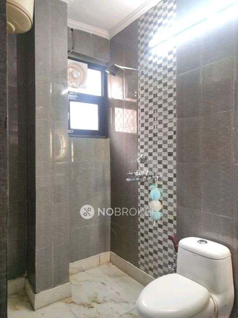 3 BHK Flat In Standalone Building   For Sale  In Patel Nagar