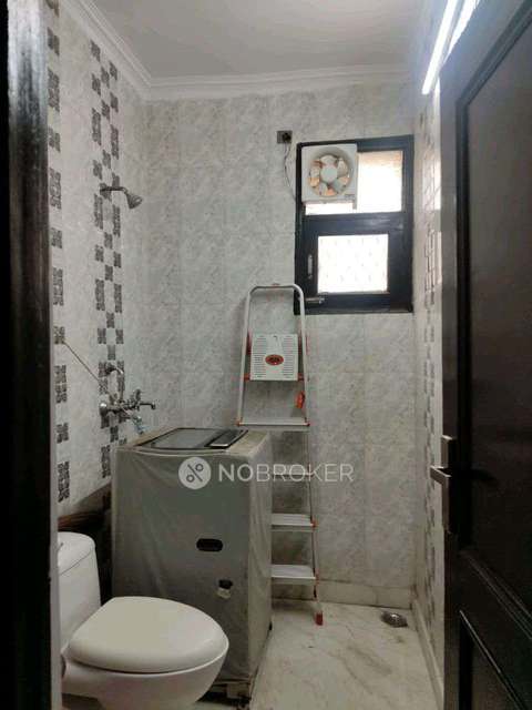 3 BHK Flat In Standalone Building   For Sale  In Patel Nagar
