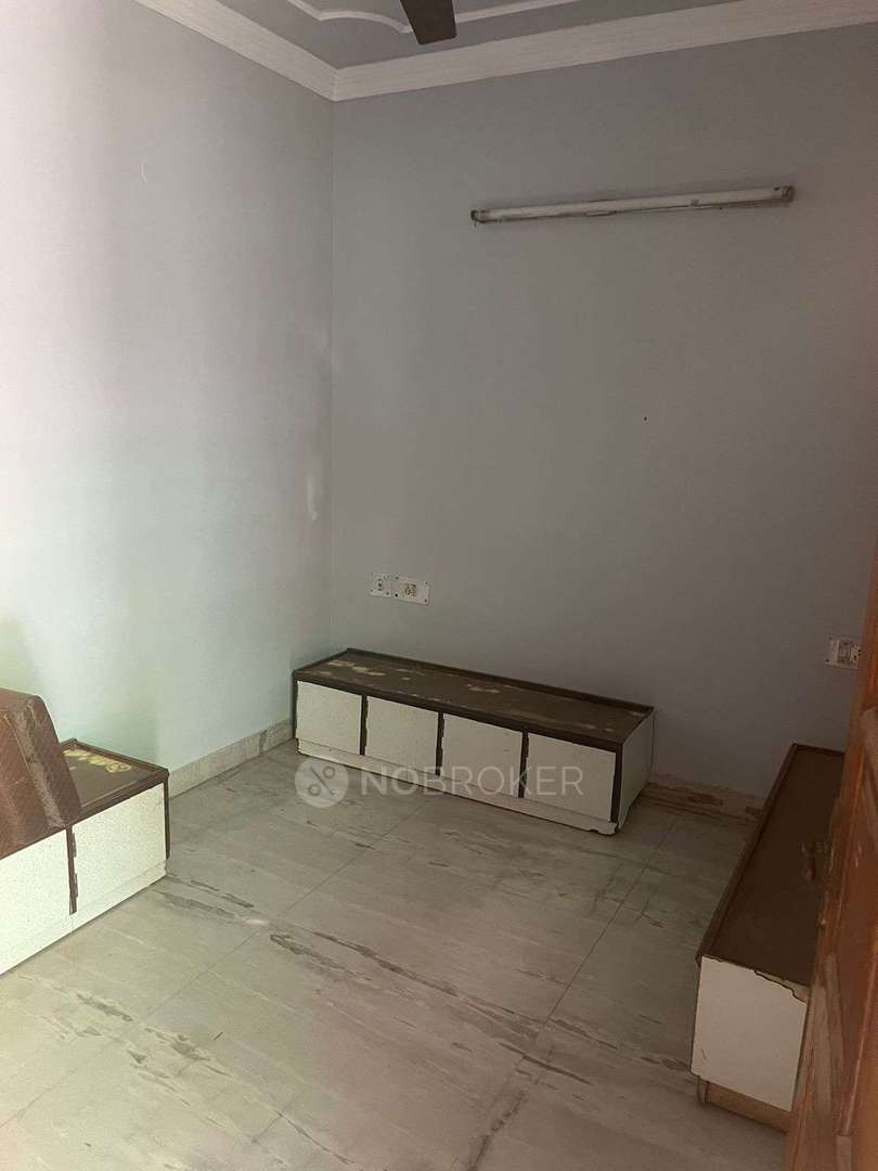 standalone building Pitampura Rent WITHOUT BROKERAGE Semifurnished 2