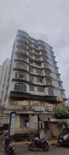 1 BHK Flat In Makhdoomi Palace For Sale  In Santacruz East