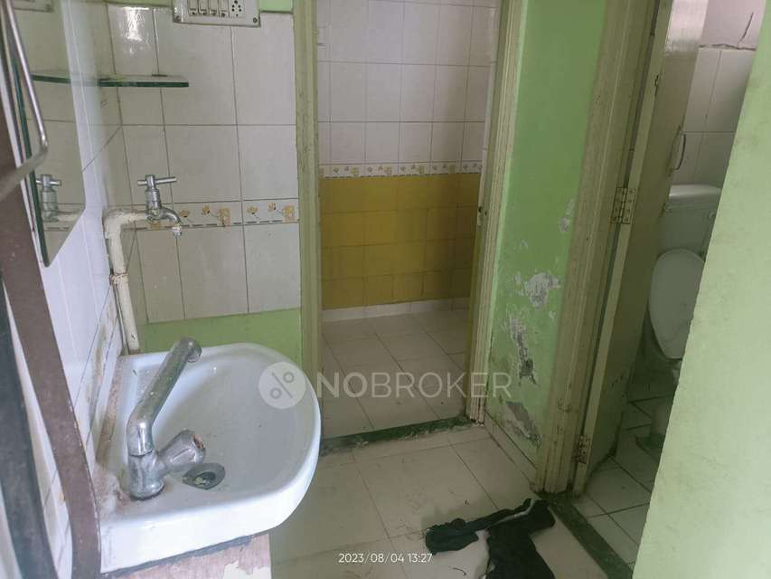 2 BHK Flat In Padmaja Park For Sale  In Bibwewadi