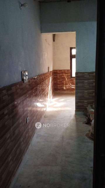 Showroom in Qutub Vihar Phase 2, Delhi for sale 