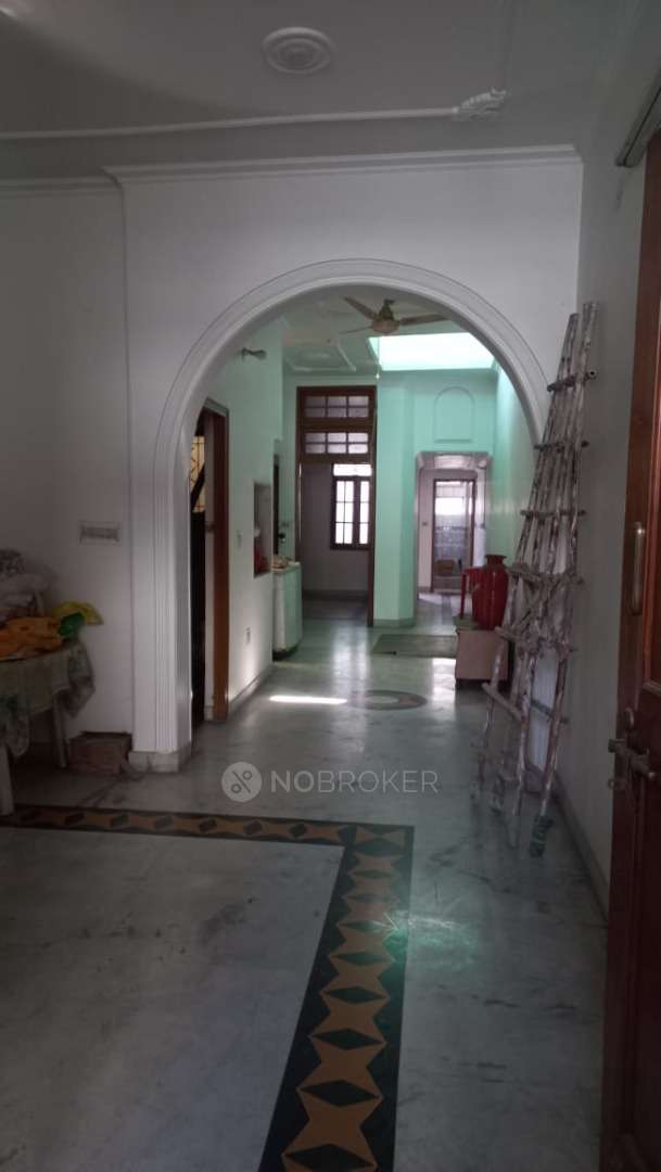 standalone building Patparganj Rent WITHOUT BROKERAGE Semifurnished