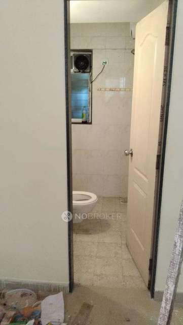 2 BHK Flat In Sarova Complex  For Sale  In Kandivali East