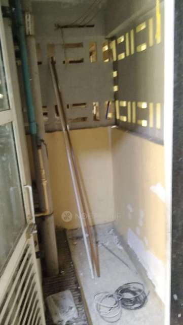 2 BHK Flat In Sarova Complex  For Sale  In Kandivali East