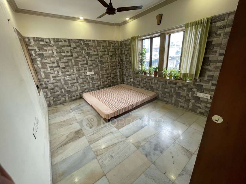 2 BHK Flat In Garden Queen For Sale  In Santacruz West