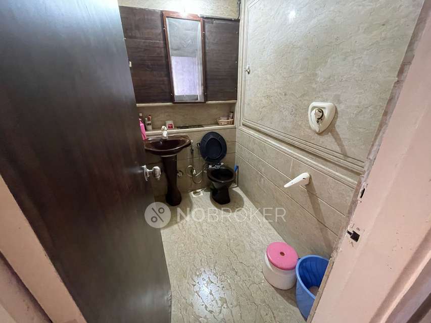 2 BHK Flat In Garden Queen For Sale  In Santacruz West
