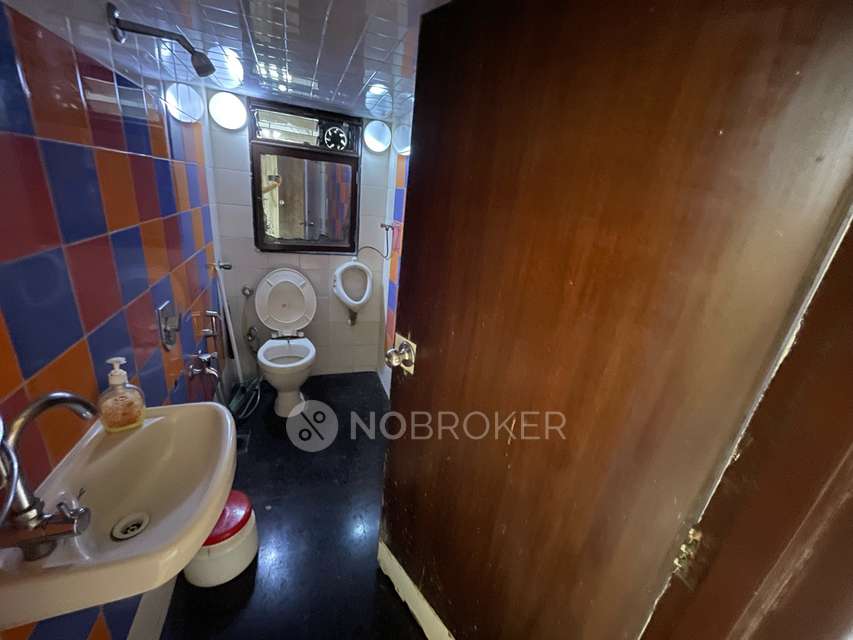 2 BHK Flat In Garden Queen For Sale  In Santacruz West