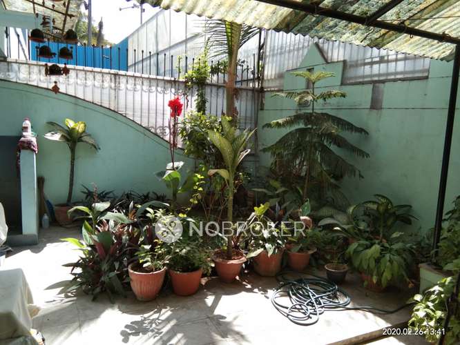 Shared Room for Female In 4 BHK  In Golibar Maidan