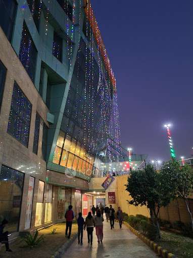 Showroom in Pari Chowk, Greater_noida for sale 