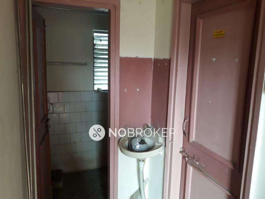 1 RK Flat In Chitrashala Building  For Sale  In Sadashiv Peth
