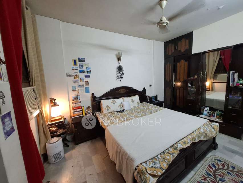 Single Room for Female In 3 BHK  In Delhi Development Authority Market (hill Top)