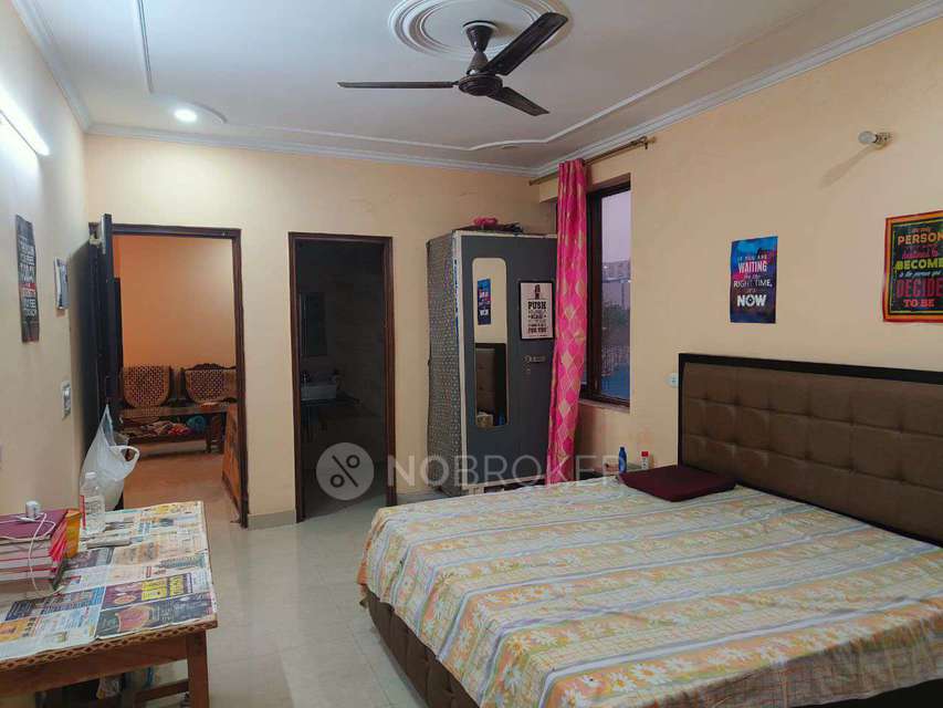 Single Room for Male In 4 BHK  In Sector 43